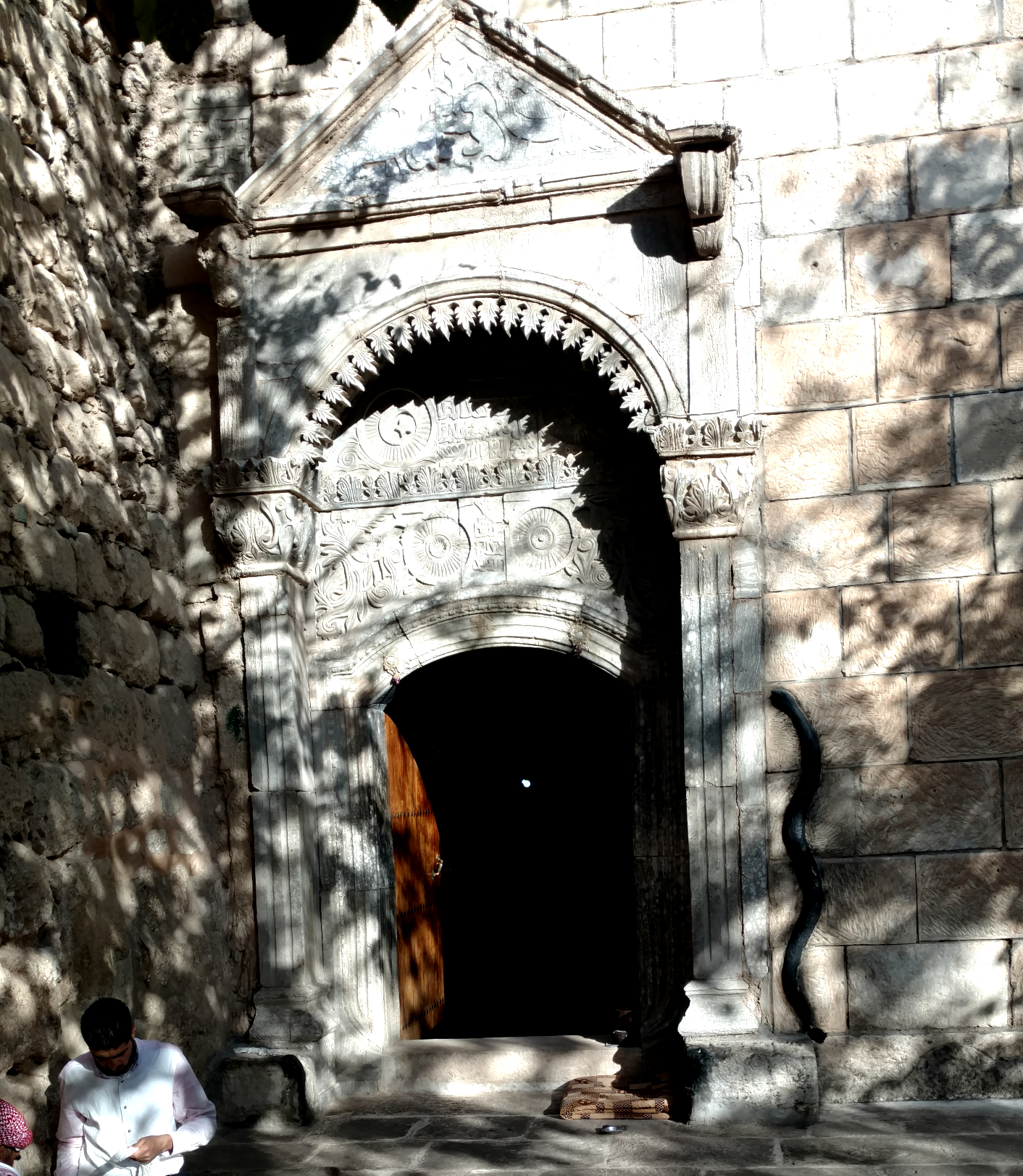 Picture of the door to the tomb of sheikh Adi temple